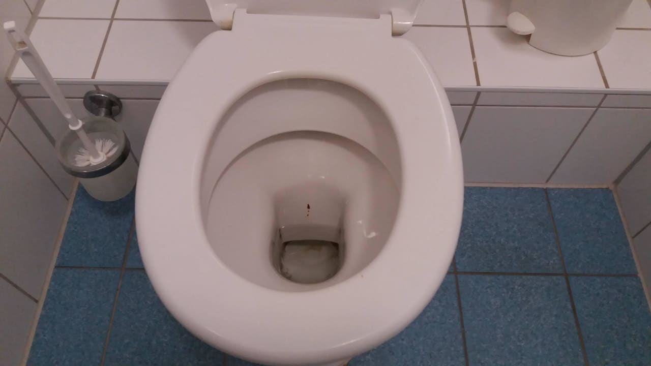WC und Waschbecken schmutzig Younior-Hotel Stralsund