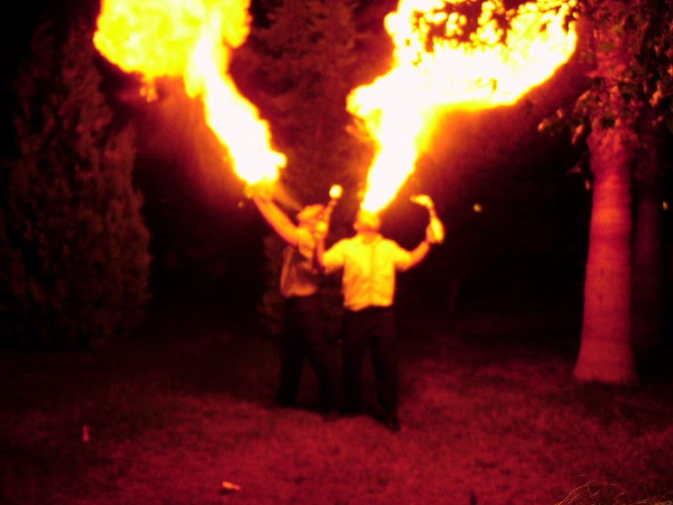 Bedienung beim Feuerspucken Hane Family Resort