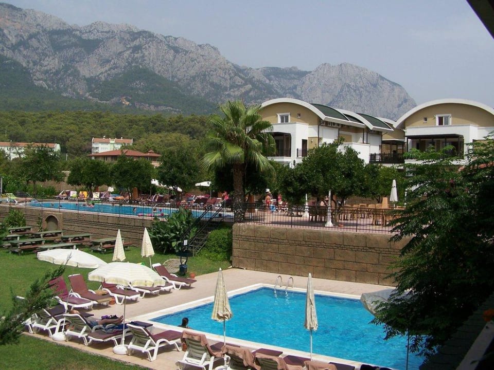 Poolanlage am Haupthaus Armas Gül Beach