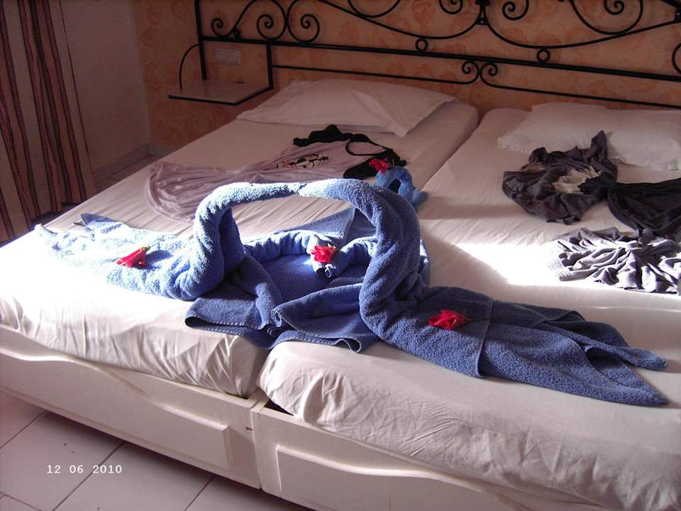 Schön dekoriertes Bett Houda Golf & Beach Club