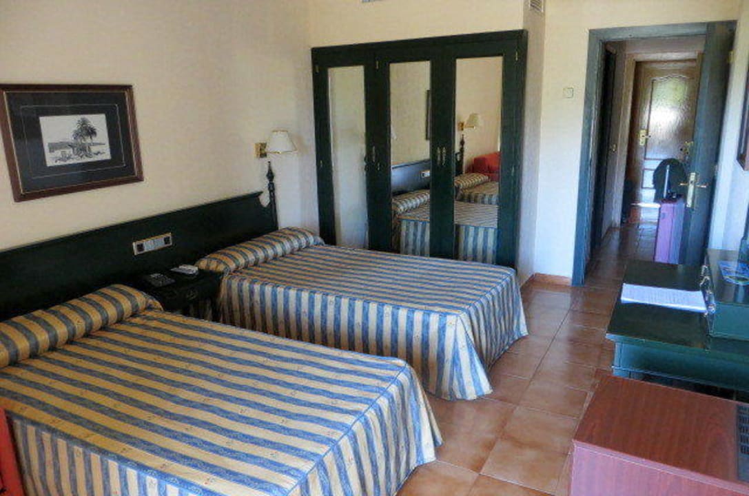 Standardzimmer mit Blick zum Eingang BLUESEA Costa Jardin Spa