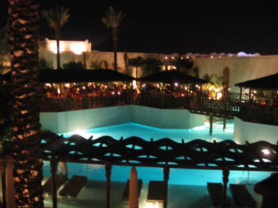 Poolanlage bei Nacht Ghazala Gardens