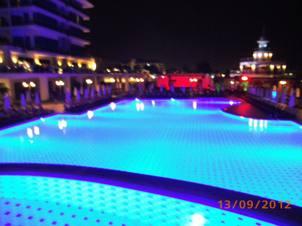 Poolanlage am Abend mit Shows Commodore Elite Suites & Spa - Adults only