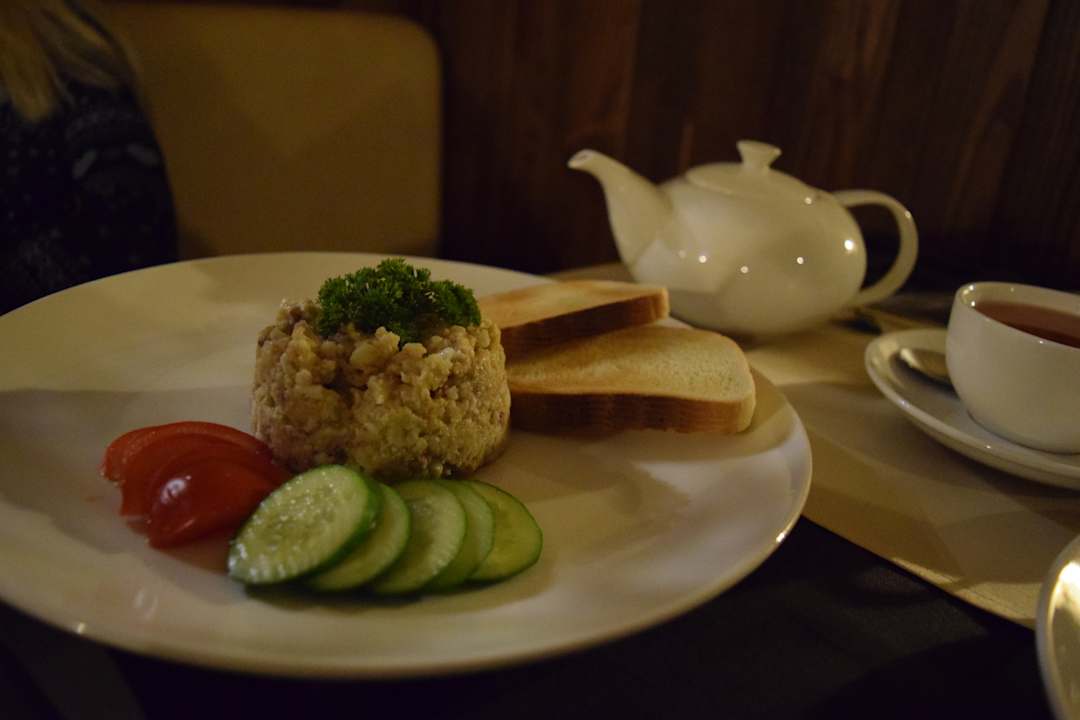 Frühstück mal nicht in Buffet-Form.  Hotel Pid Templem