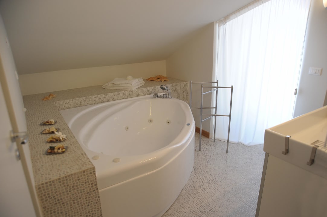 Bagno con vasca idromassaggio  B&B La Casa del Poeta dell'Etna