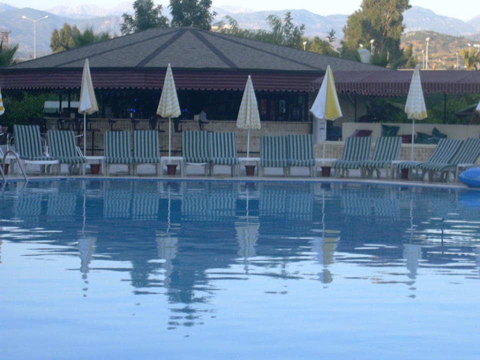 Pool  mit Blue Bar Hotel Royal Garden Beach