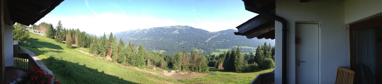 Panoramablick vom Zimmerbalkon Familotel Allgäuer Berghof