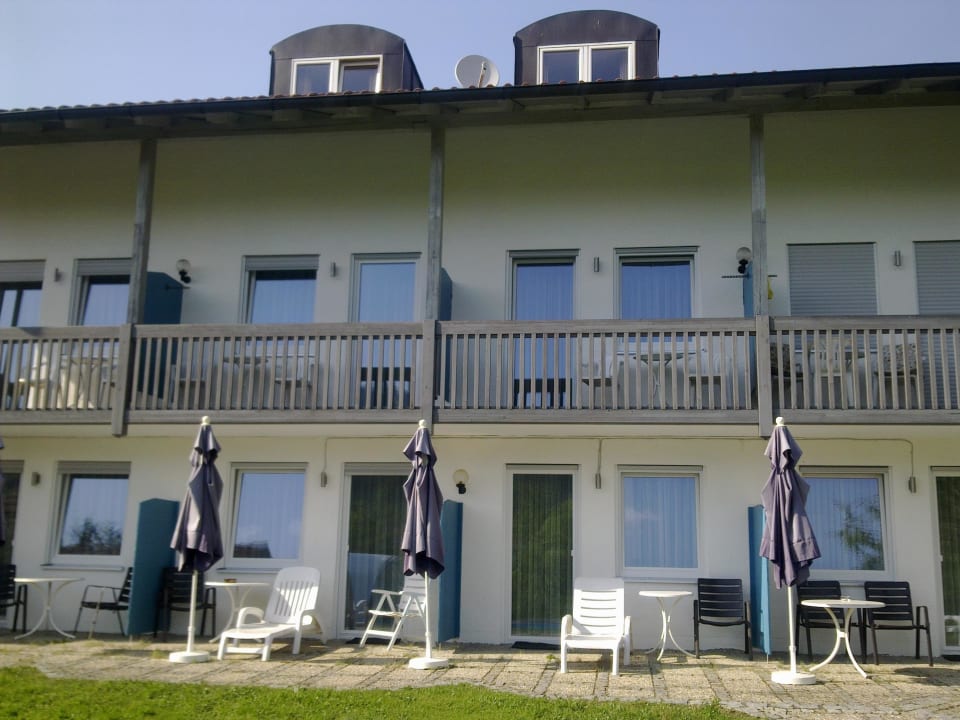 Blick von Pool auf das Gästehaus Hotel Gasthof Zur Linde