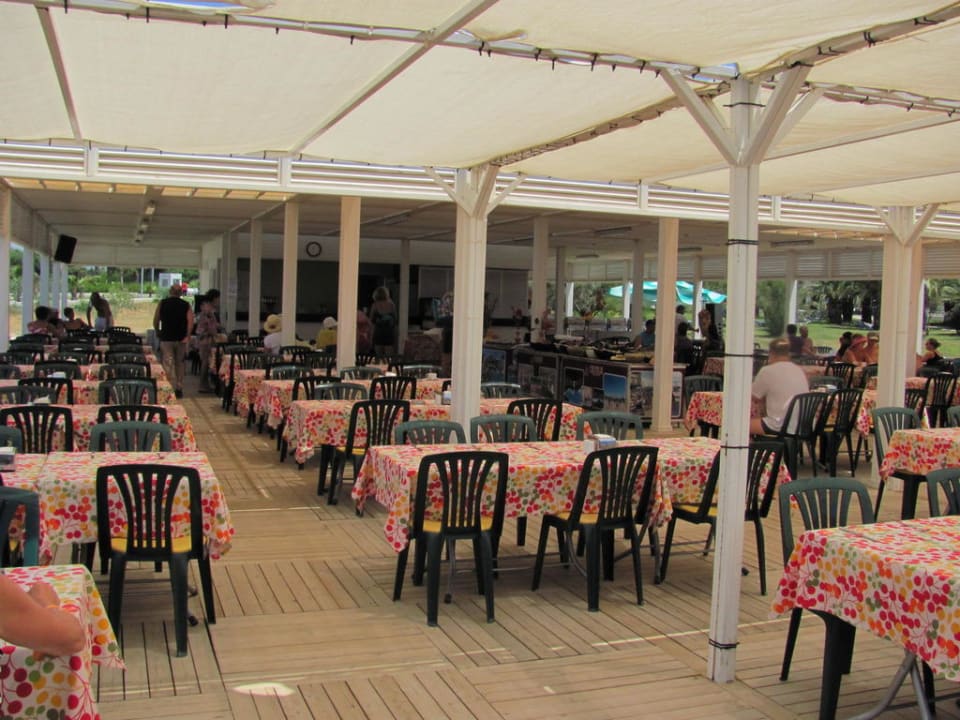 Sitzbereich und Essensmöglichkeit am Strand Hotel Orfeus Park