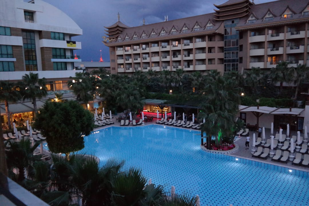 Blick vom Balkon auf Poolanalge Port Side Resort Hotel