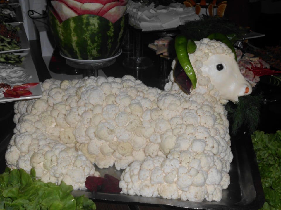 Ein Schafsbock aus Blumenkohl gestaltet Club Sidelya Hotel