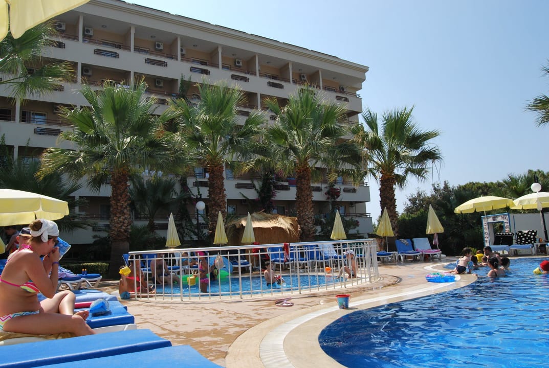 Basen, ogród i hotel Aska Bayview Resort