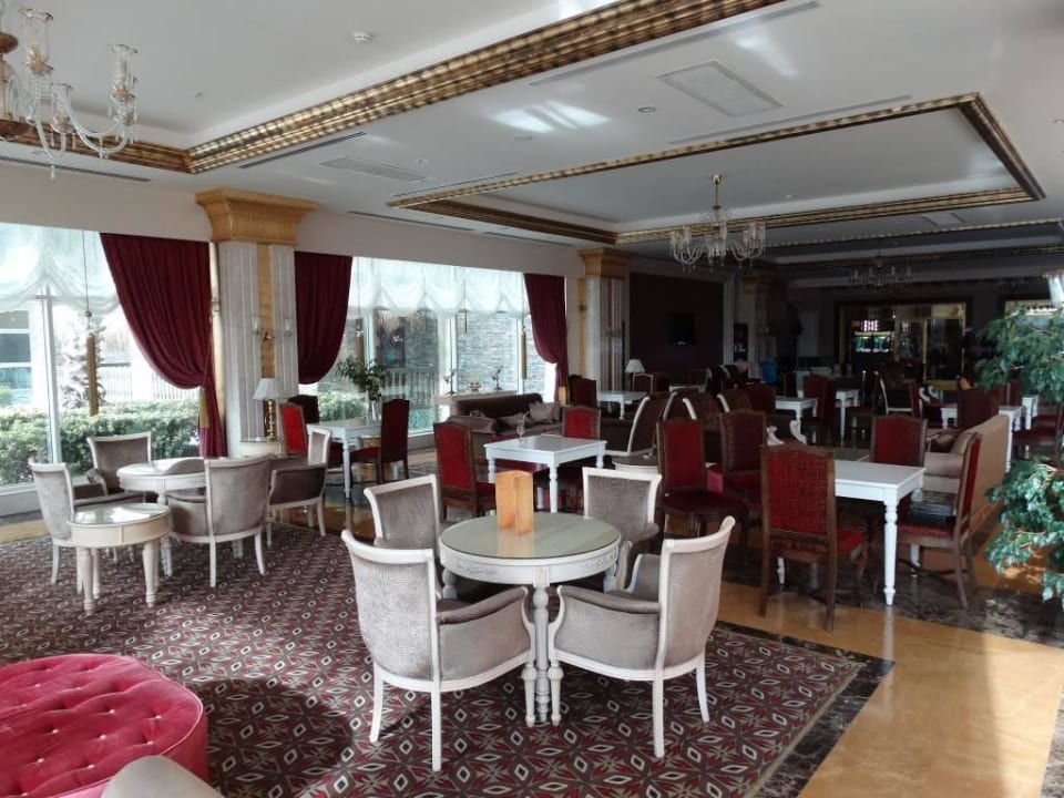 Sitzmöglichkeiten bei der Lobbybar Diamond Excellence Resort & Spa