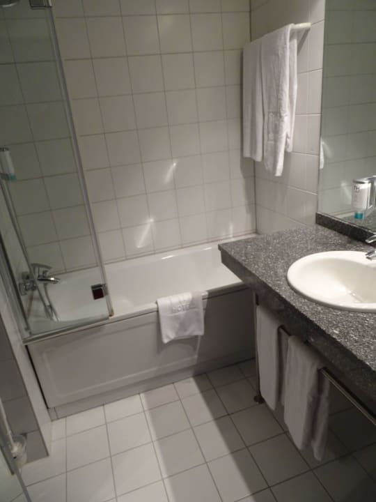 Bad mit Wanne Hotel NH Weinheim