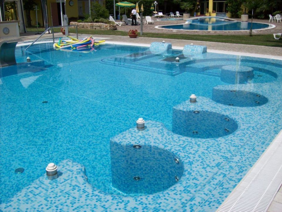 Düsenbereich im Pool Hotel Harry's Garden