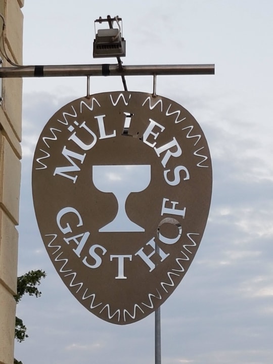 Schild an der Aussenfront Hotel Müllers Gasthof
