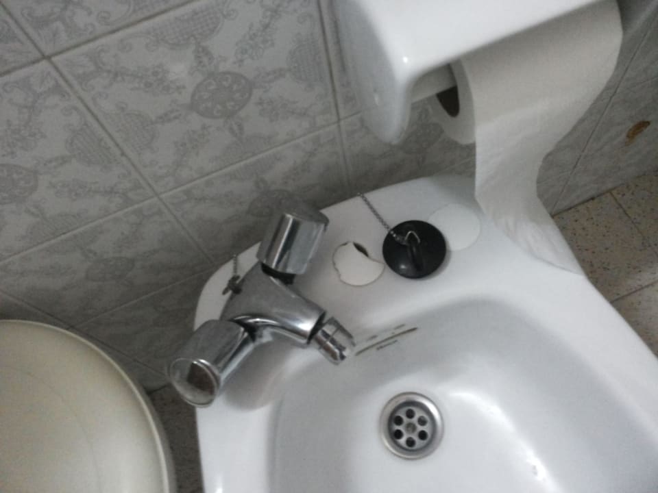 Auch im Bad überall Risse Apartamentos Los Aguacates