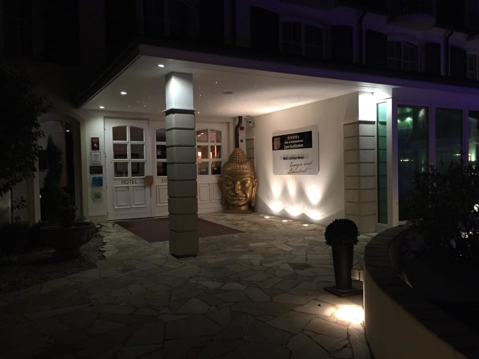 Eingangsbereich am Abend LIFESTYLE Resort Zum Kurfürsten