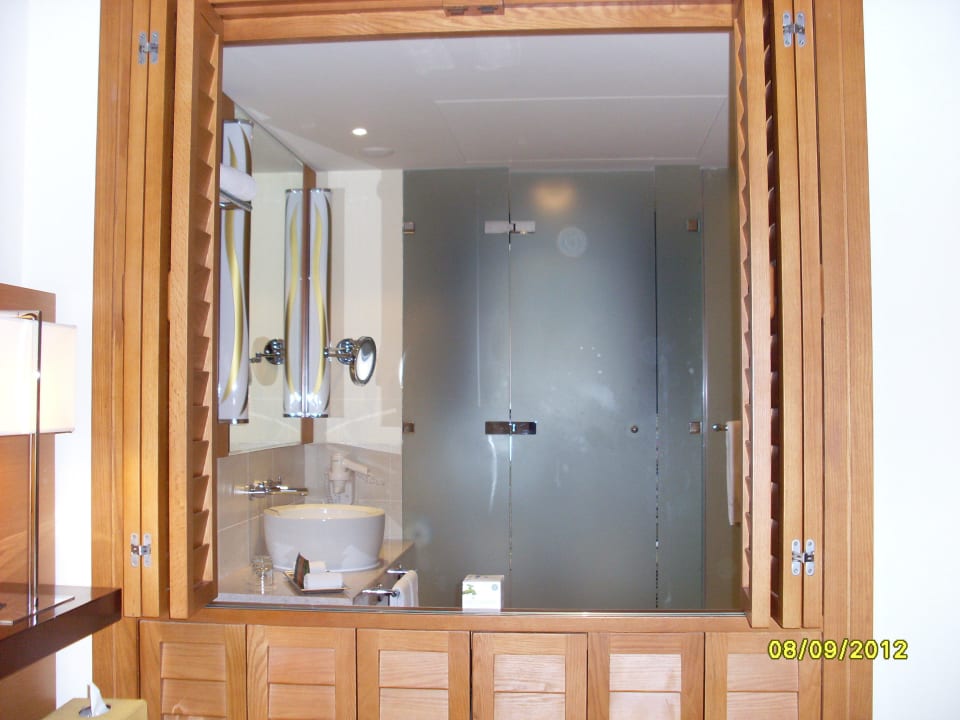 Blick vom Zimmer in das Bad Mövenpick Hotel Jumeirah Beach
