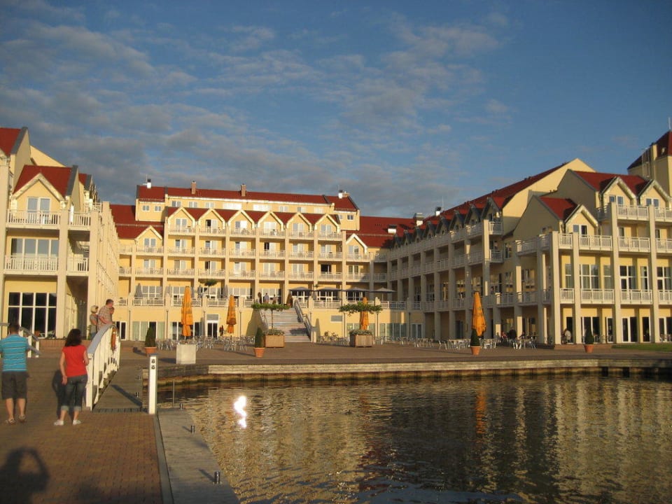 Das Hotel im Abendlicht Precise Resort Hafendorf Rheinsberg