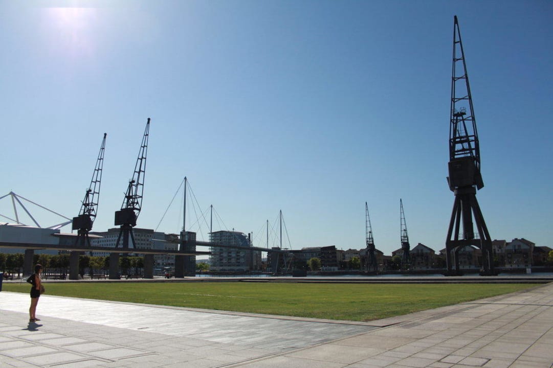 Vue sur les quai devant l'hôtel Hotel Novotel London Excel