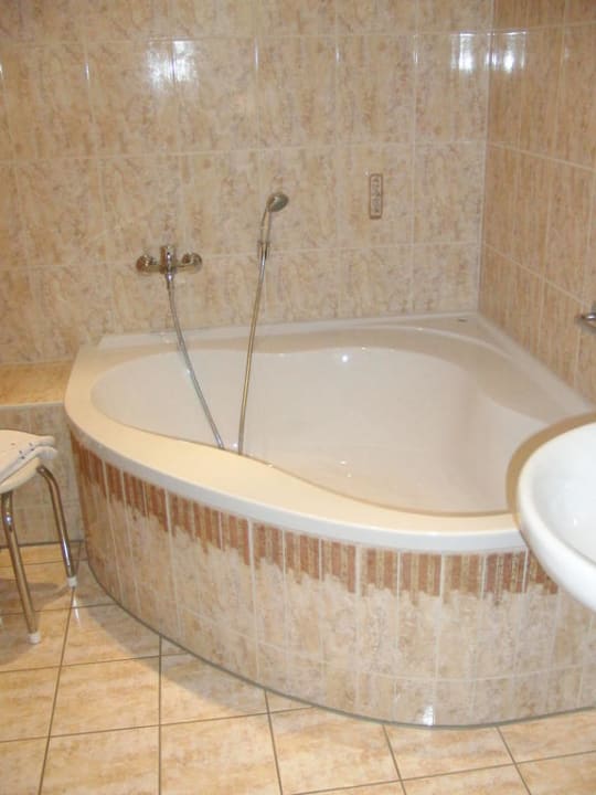 Die Eckbadewanne im Zimmer "Oriental" Cleo's Hotel