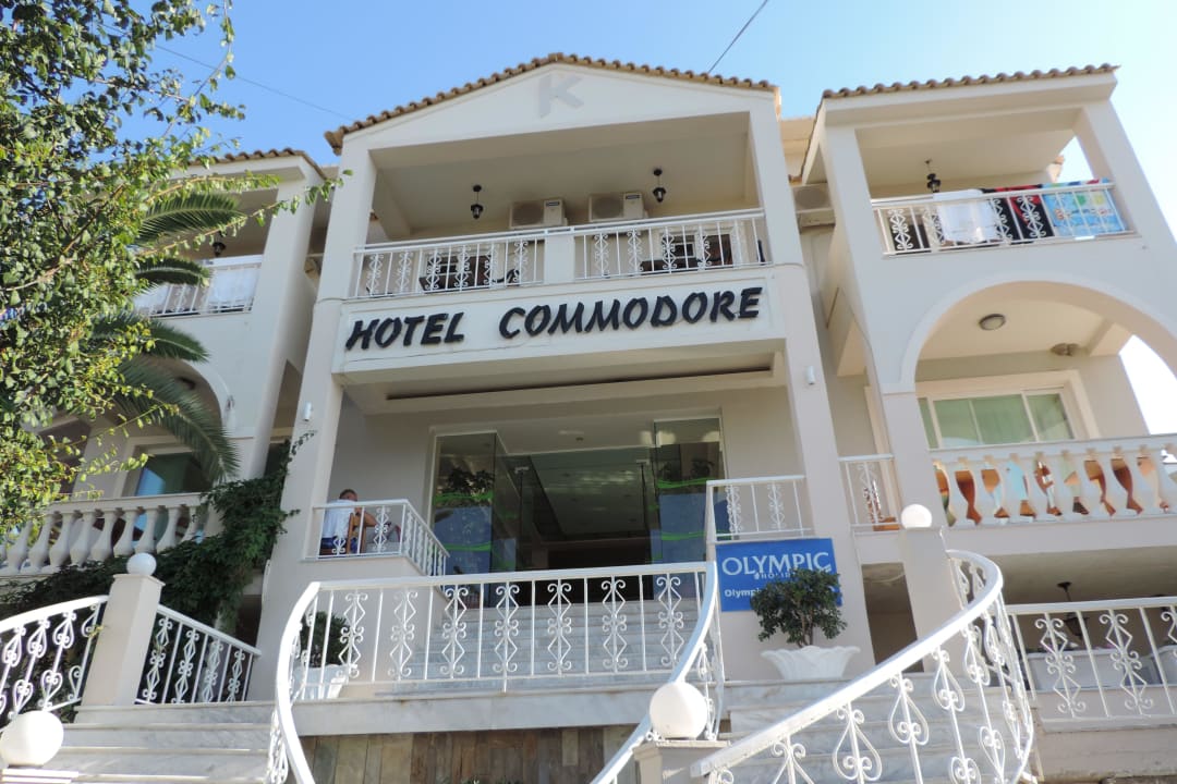 Główne wejście Commodore Hotel