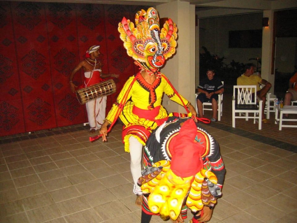 Einheimische Tänze zur Dämonenvertreibung Mermaid Hotel & Club
