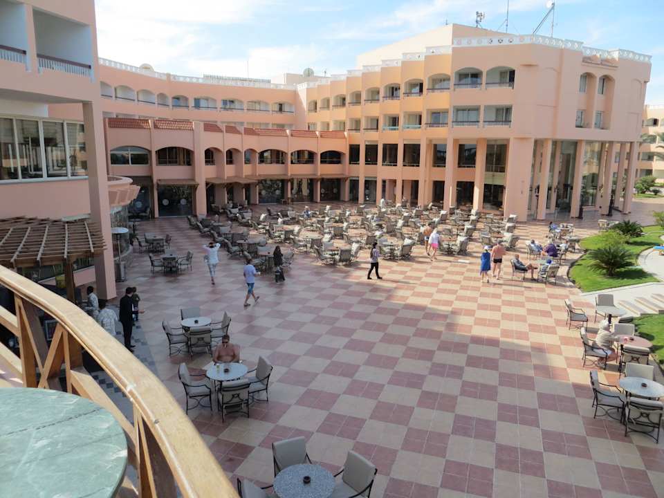 An der Poolbar Beach Albatros Resort