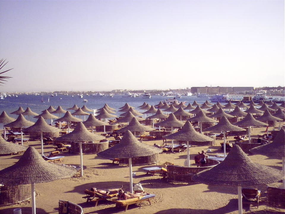 Strand-Panorama vom Dach der Strandbar Siva Grand Beach
