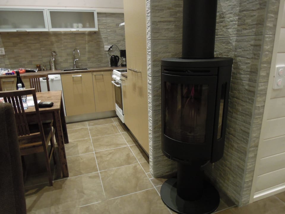 Widok z salonu na otwartą kuchnię Apartments Holiday Village Gulo Gulo