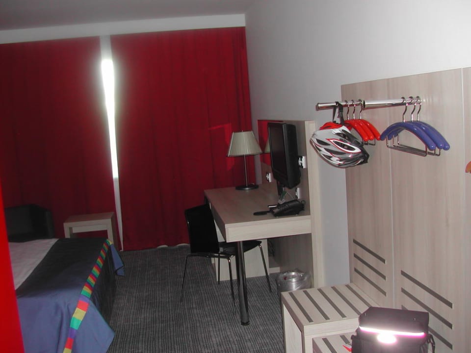 Garderobe mit Helm Park Inn by Radisson Linz