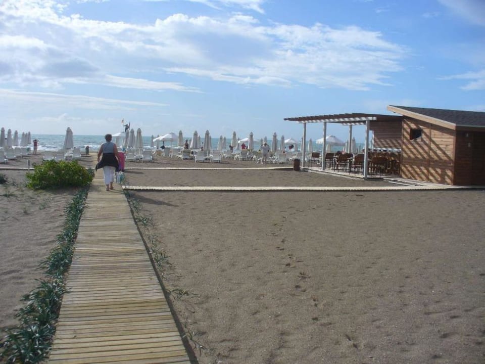 Rechts die Strandbar Lara Barut Collection
