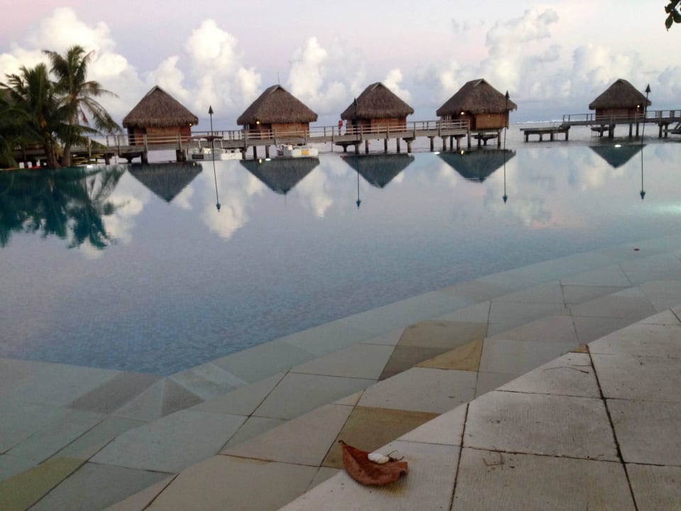 Vom Pool aufgenommen mit Wasserbungalows Manava Beach Resort & Spa Moorea