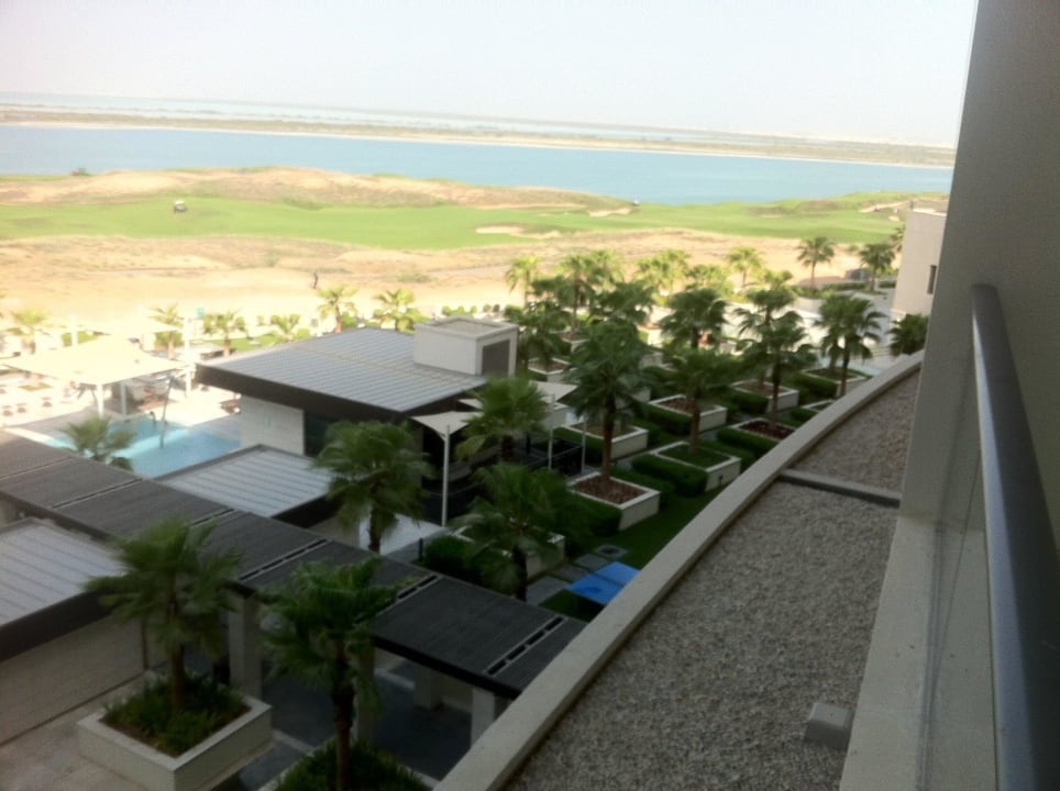Blick auf den Garten und Golfplatz Crowne Plaza Hotel Yas Island