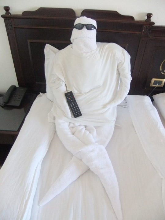 Täglich neue Dekoration auf dem Bett Three Corners Happy Life Beach Resort