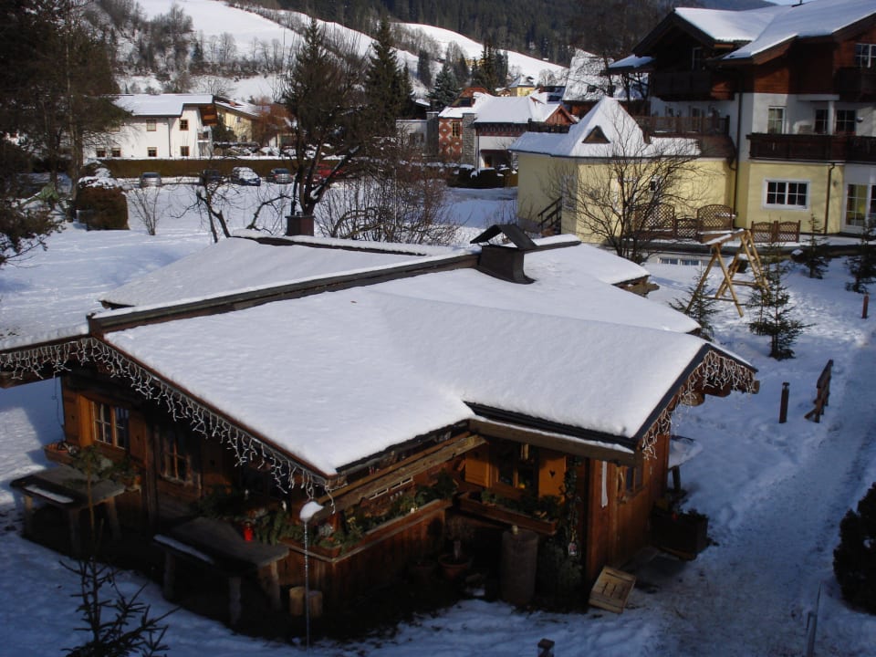 Ausblick in den Garten auf die Almhütte Hotel Schartner