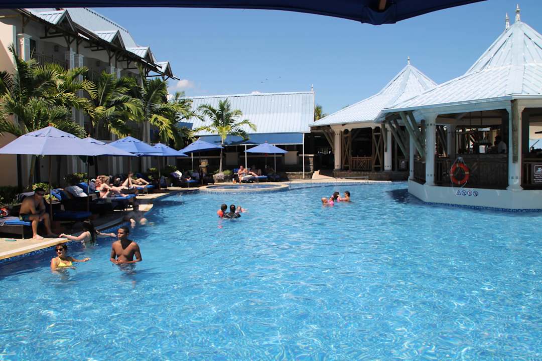 Sicht auf Pool und rechts die Poolbar  Pearle Beach Resort & Spa