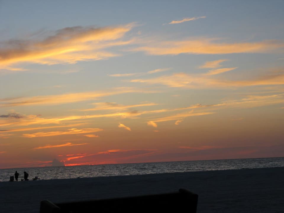 Abenddämmerung am Strand Hotel Dolphin Beach Resort