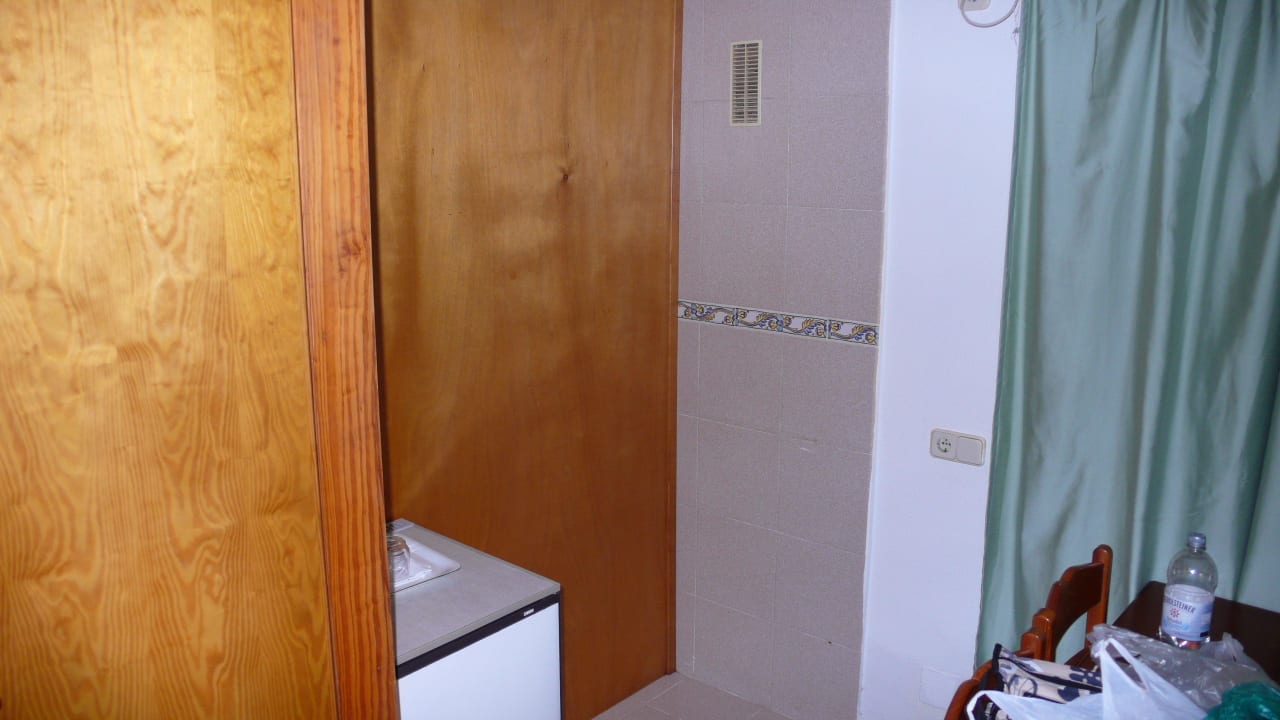 Die Einbauküche, sogar mit Kühlschrank lach Hipotels Mediterraneo Garden