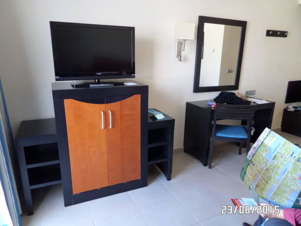 Fernseher und im Schrank Microwelle und Kühlschran Hotel Las Costas