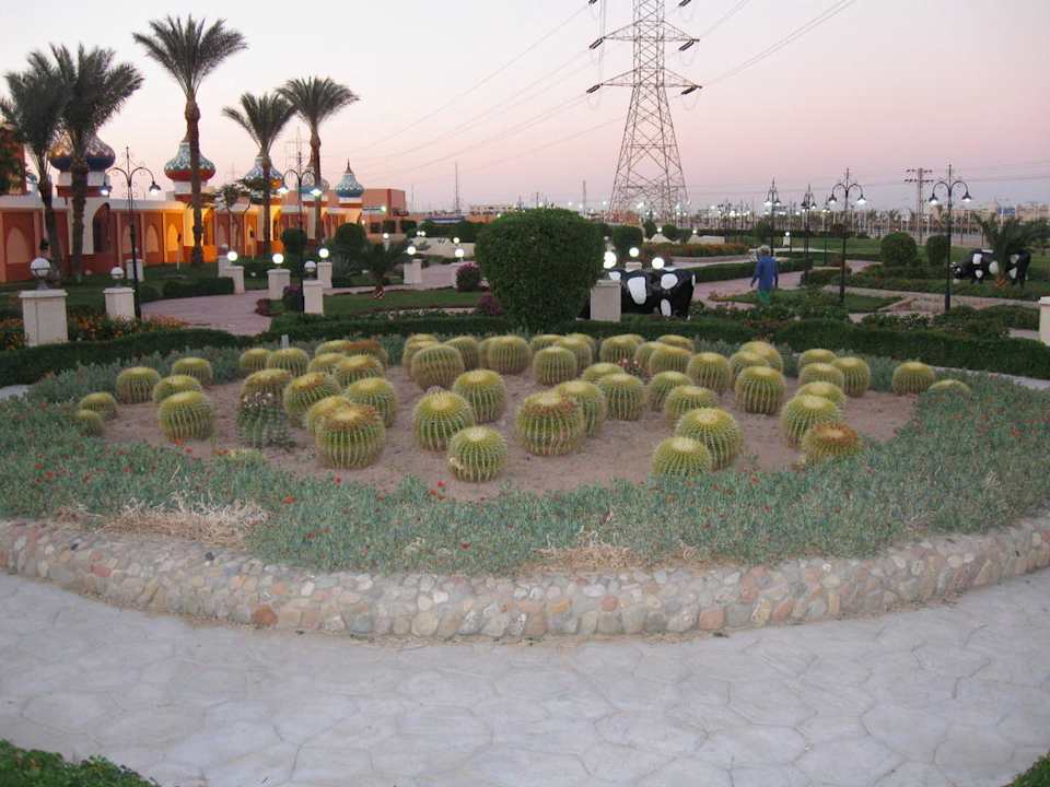 Toll angelegter Garten am Eingang zum Hotel Pickalbatros Alf Leila Wa Leila Resort - Neverland Hurghada