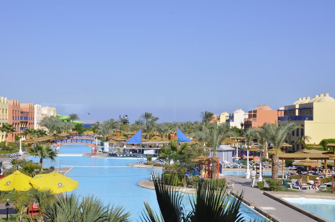 Widok z recepcji (basen główny z ogrodem)  Titanic Beach Spa & Aqua Park