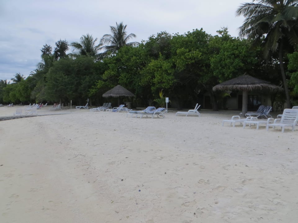 Spaziergang am Strand und den Beachvillen Adaaran Select Hudhuran Fushi - Premium All Inclusive