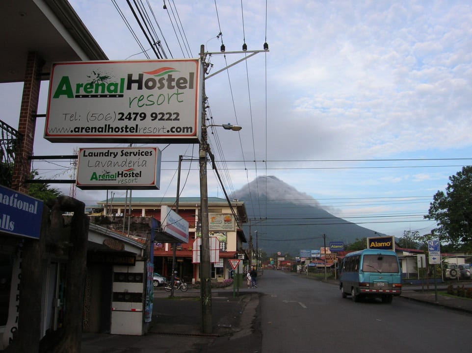 Entrada al Hostal Arenal Hostel Resort