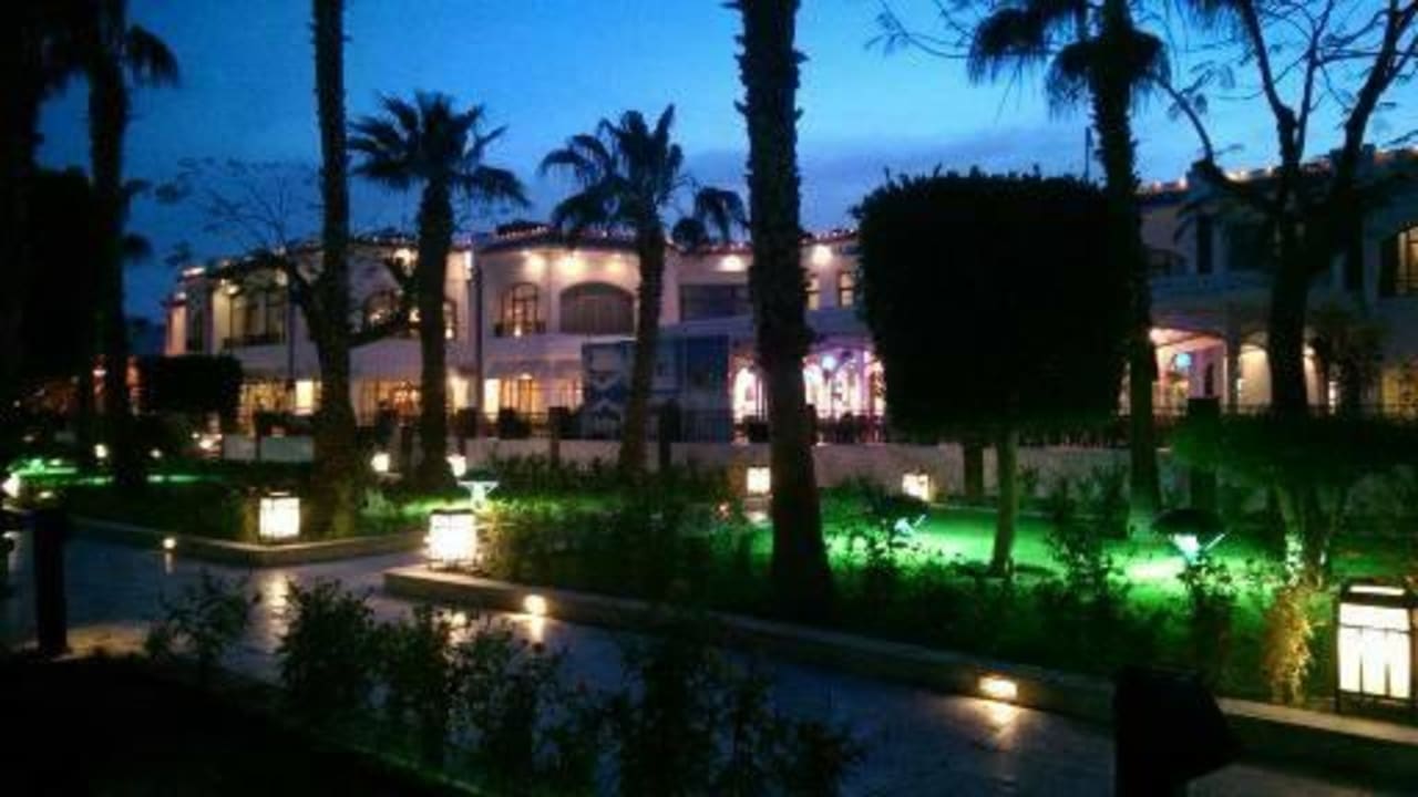 Abendliche Rückansicht vom Hauptgebäude The Grand Hotel Hurghada