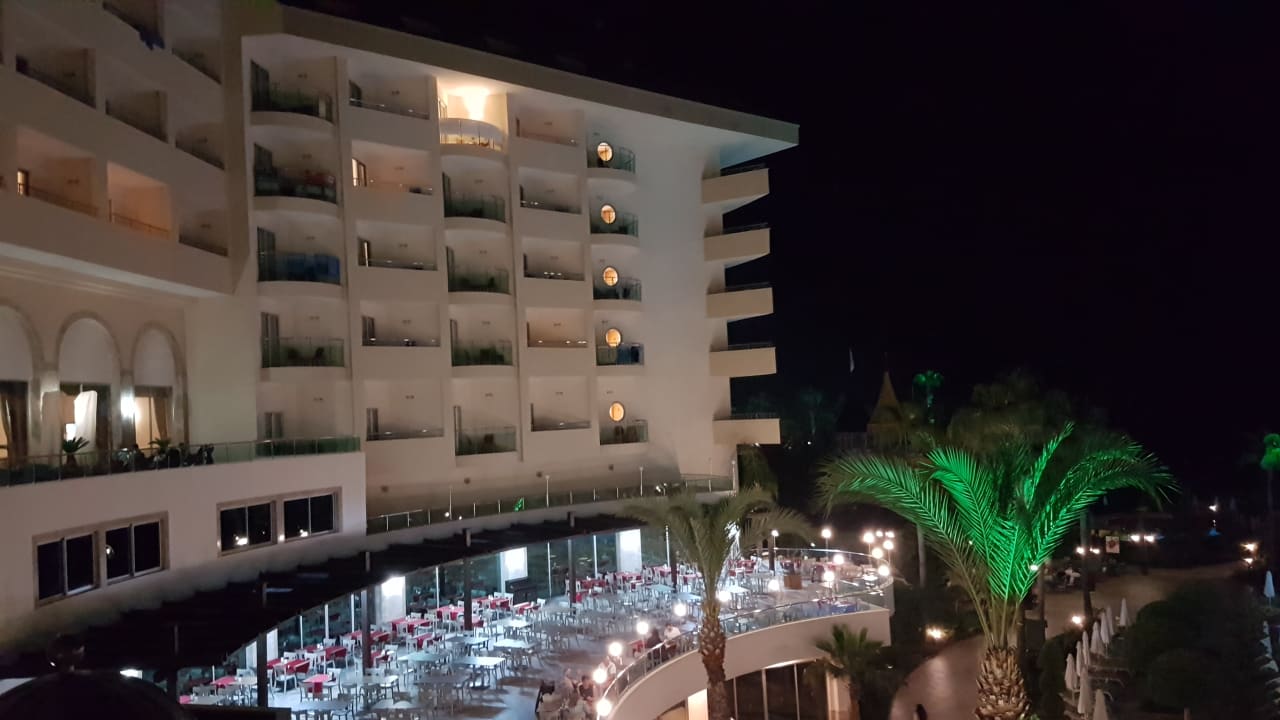 Blick auf die Speißeterrasse Saphir Resort & Spa