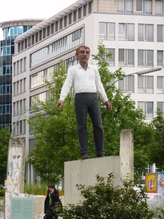 "Axel Springer Haus - gegenüber" Hotel LebensQuelle ...