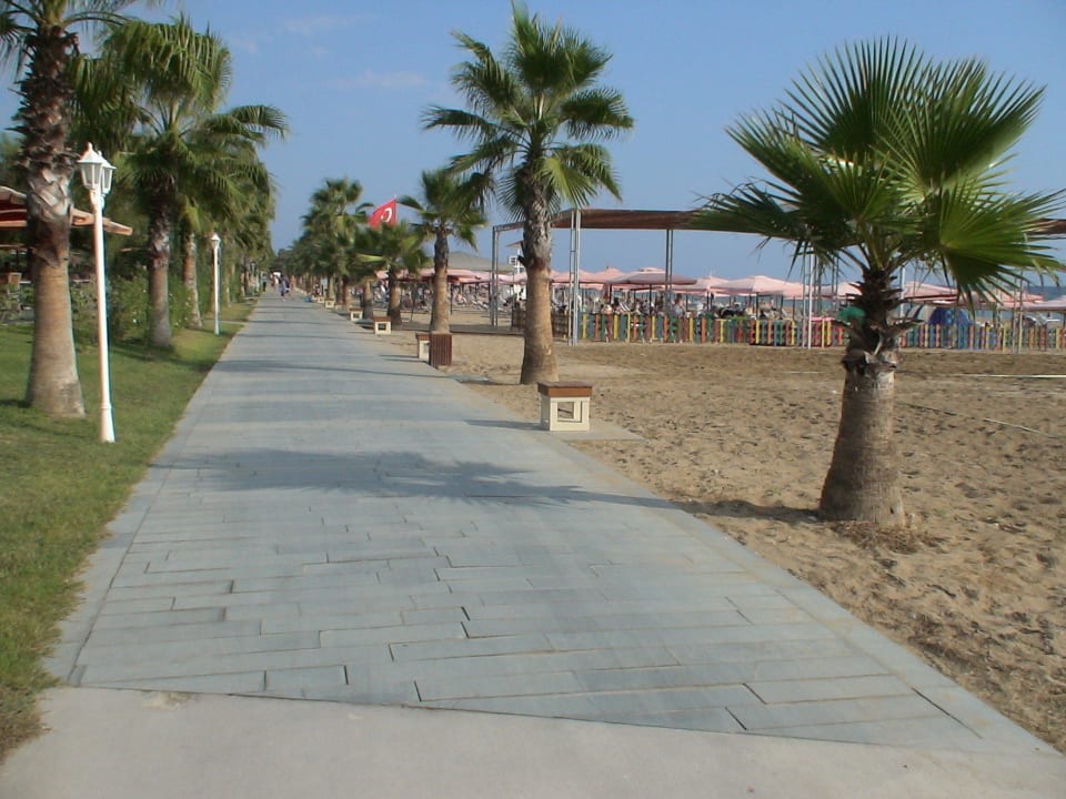 Fußweg am Strand Ali Bey Resort Sorgun