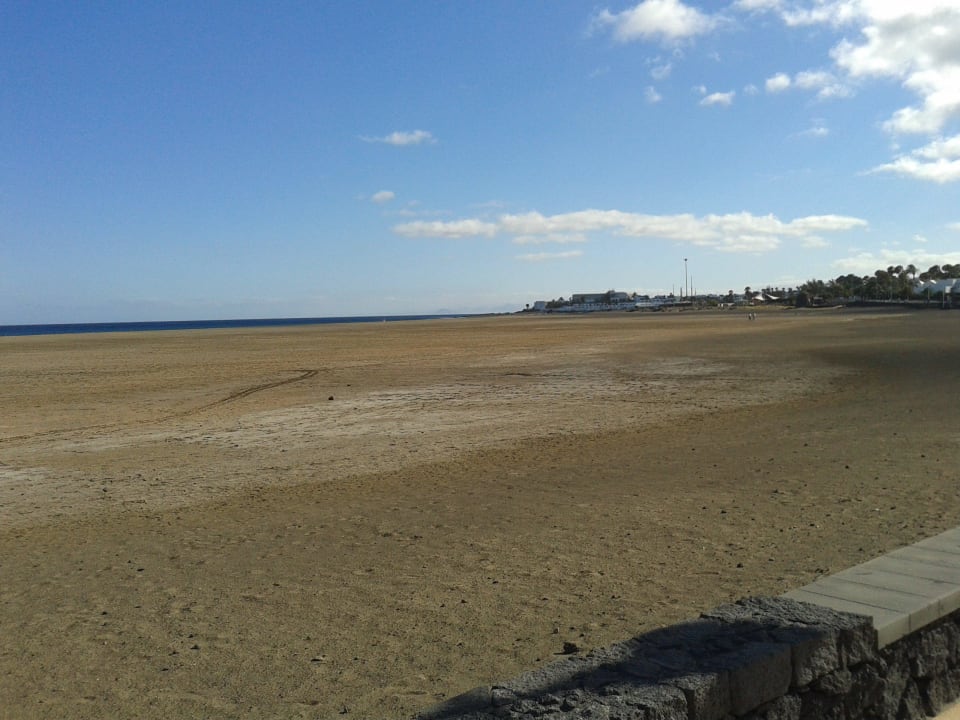 Strand vor dem Hotel durch Straße getrennt Hipotels La Geria